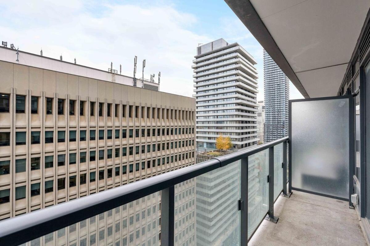 Spacious And Central 1Br In Heart Of Downtown Lägenhet Toronto Exteriör bild